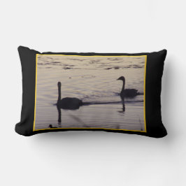 Trompeter Swans bei Dusk Lumbar Kissen