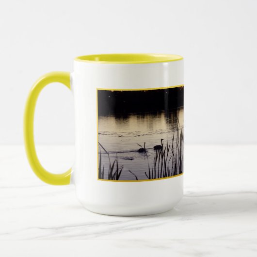 Trompeter Swans bei Dusk Style 2 Tasse (Links)