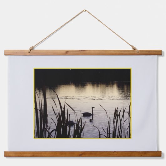 Trompeter Swans in den dunklen Holztapeeren Wandteppich Mit Holzrahmen (Vorderseite 3)