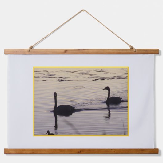 Trompeter Swans in den dunklen Holztapeeren Wandteppich Mit Holzrahmen (Vorderseite 2)