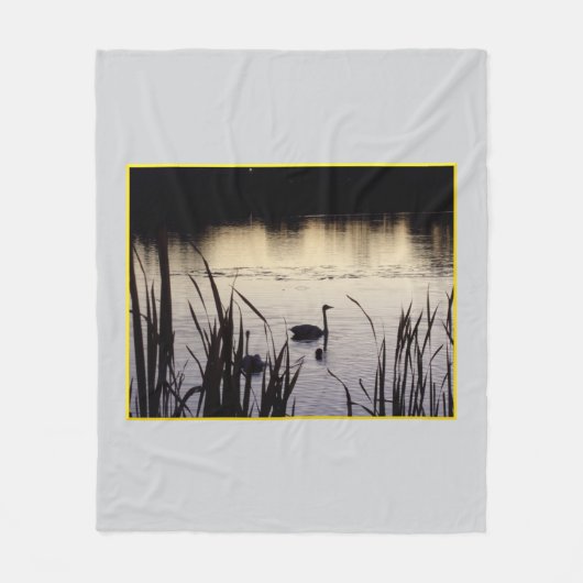 Trompeter Swans in der Dusk Fleece Blanket (Vorderseite)