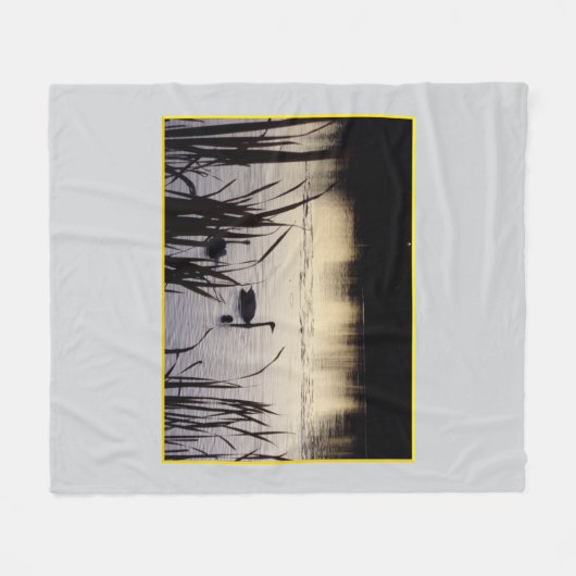 Trompeter Swans in der Dusk Fleece Blanket (Vorderseite (Horizontal))