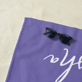 Tropenblumenfriedenszeichen Personalisiert Lila Strandtuch (Beispiel)