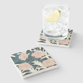 Tropenrosa Hibiskus, dunkler Hintergrund Steinuntersetzer (Seitenansicht)