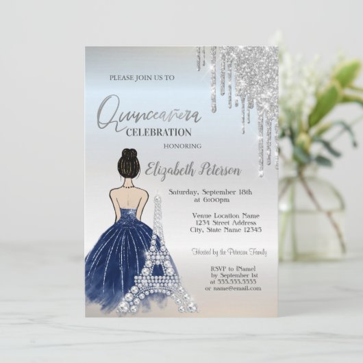 Tropfen, Blauer Kleid Girl Eiffel Tower Quinceñera Einladung (Stehend Vorderseite)