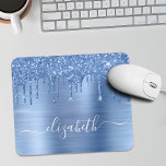 Tropfen des Blue Glitzer Monogram Maus Pad Mousepad<br><div class="desc">Individuell elegantes und mädchenhaftes Mauspad mit blauen Imitaten Glitzer,  das vor einem blauen Imitat mit metallischem Hintergrund tropft. Monogram mit Ihrem Namen in einem stilvollen,  trendigen weißen Skript mit Swashes.</div>