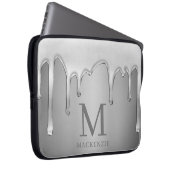 Tropfen mit flüssigem Chrome Silver Metal Monogram Laptopschutzhülle (Vorne Rechts)