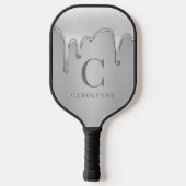 Tropfen mit flüssigem Chrome Silver Metal Monogram Pickleball Schläger (Rückseite)