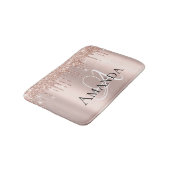 Tropfen Rose Gold Blush Glitzer Name Monogram Badematte (Schrägansicht)