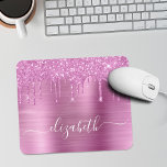Tropfrosa Glitzer Monogram Maus Pad Mousepad<br><div class="desc">Individuell elegantes und gürtelndes Mauspad mit rosa Imitaten Glitzer,  das vor einem rosa Imitat mit metallischem Hintergrund tropft. Monogram mit Ihrem Namen in einem stilvollen,  trendigen weißen Skript mit Swashes.</div>