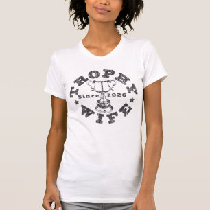 Trophäe Ehefrau 2026 T-Shirt