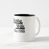 Trophäe-Ehefrau seit 1995 Zweifarbige Tasse (VorderseiteRechts)