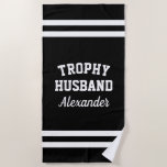 TROPHIE HUSBAND lustiges Handtuch für Männer<br><div class="desc">TROPHY HUSBAND lustiges Strandtuch für Männer. Niedlich personalisiertes Beachtowel für zukünftigen Ehemann, Bräutigam zu sein, Ehemann, bald verheirateter Typ usw. Cooles Zitat Sommeraccessoire für ihn. Machen Sie Ihr eigenes lustiges Badetuch. Humorales Geschenk für Hochzeitsfeier, Bachelor Party, Junggeselinnen-Abschied, Geburtstag, Flitterwochen etc. Anpassbar in verschiedenen Farben. Schwarz-Weiß-Beispiel. Maskuline männliche Typografie Vorlage. Fügen...</div>