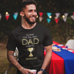 Trophy Best Vater T - Shirt<br><div class="desc">Der T - Shirt des coolen Vaters mit dem Sprichwort "Trophäe für den besten Vater geht zu... ",  dem Namen der Väter und einer Goldtrophie mit dem Sprichwort "i Liebe you" auf der Plakette. Ein niedliches Geschenk für einen Vater oder einen Stiefvater am Geburtstag oder für den Vatertag!</div>