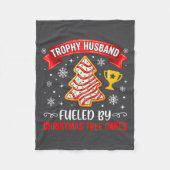 Trophy Husband Fueled By Tree Cake Snacks Fleecedecke (Vorderseite)