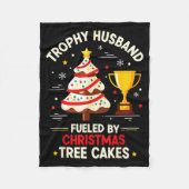 Trophy Retro Husband Fueled By Christmas Tree Cake Fleecedecke (Vorderseite)