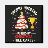 Trophy Retro Husband Fueled By Christmas Tree Cake Magnet (Vorne)
