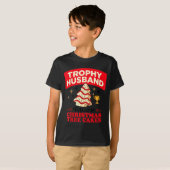 Trophy Retro Husband Fueled By Christmas Tree Cake T-Shirt (Vorne ganz)
