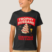 Trophy Retro Husband Fueled By Christmas Tree Cake T-Shirt (Vorderseite)