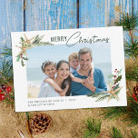 Tropical Beach Christmas Starfish Foto Feiertagskarte<br><div class="desc">Diese tropische Weihnachtskarte für den Strand ist mit einer in 2 Ecken gerahmten Fotovorlage ausgestattet,  die mit Seestern,  Heiligen Blätter,  Beeren und Kiefernholz geschmückt ist und mit einer modernen Schrift für den Gruß versehen ist.</div>
