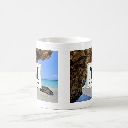 Tropical Beach Coast mit Big Rock Monogram Kaffeetasse (Mittel)