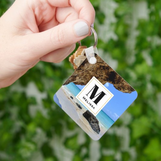 Tropical Beach Coast mit Big Rock Monogram Schlüsselanhänger (Hand)