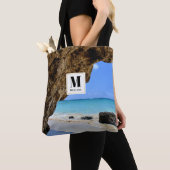Tropical Beach Coast mit Big Rock Monogram Tasche (Von Nahem)