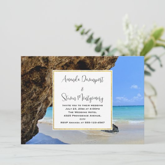 Tropical Beach Coast mit einer Big Rock Hochzeit Einladung (Stehend Vorderseite)