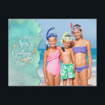 Tropical Beach Coastal SEAS AND GREETINING Feiertagspostkarte<br><div class="desc">Eine lustige, tropische, Strand- oder Küstenart-Drehung auf "Season's Greetings" mit SEAS & GREETINGS in moderner, eleganter Schriftzeichen-Typografie in ruhiger Küstenfarbe mit Seestern. Zwei Fotos (eins vorne und eins hinter Ihrer gedruckten Urlaubsnachricht gehostet oder löschen Sie den Beispieltext, um den Rücken leer verlassen, damit Sie Ihre Urlaubssgrüße persönlich handschreiben können. FOTO-TIPP:...</div>