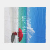 Tropical Beach Happy Place Dein Name Red Umbrella Fleecedecke (Vorderseite (Horizontal))