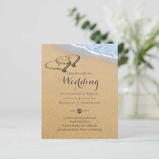 Tropical Beach Herzen in Sand Initials Wedding Inv (Stehend Vorderseite)