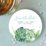 Tropical Beach Hochzeit in Urlaubsort Save the Dat Runder Pappuntersetzer<br><div class="desc">Verkünden Sie Ihre Verlobung mit meinem schicken tropischen Boho rettete unsere Dattel-Untersetzer Save the Date in einem trendigen Schrift-Typografie-Stil, die das Aussehen der Handschrift erinnert. Diese einfache Karte zeigt eine Nachbildung meiner original handgemalten Aquarellpalme und Monster-Blätter mit Ihren Namen, Hochzeitsdatum und Hochzeitsort. Ideal für Hochzeiten am Strand in den Florida...</div>