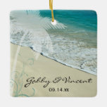 Tropical Beach Hochzeit Keramikornament<br><div class="desc">Schaffen Sie sich ein Sake-Geschenk für die frisch verheiratete Braut und den Bräutigam, wenn Sie das hübsche Tropical Beach Wedding Ornament personalisieren. Diese maßgeschneiderte Strandverheiratung zeigt ein landschaftliches Naturfoto eines türkisfarbenen oder aqua-blauen Ozeans an der weißen Sandküste mit einer Palme und wirbelndem Design an der Ecke. Ideal, um an ein...</div>