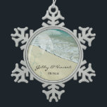 Tropical Beach Hochzeit Schneeflocken Zinn-Ornament<br><div class="desc">Gedenken Sie Ihr Inselziel oder Ihre Hochzeitsreise am Meer mit dem hübschen Tropical Beach Wedding Snowflake Ornament. Diese maßgeschneiderte Tropenheirat zeigt ein landschaftliches Naturfoto eines türkisblauen oder aquablauen Ozeans an der weißen Sandküste mit Palmen und aquamarinem,  wirbelfarbenem Design.</div>