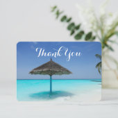 Tropical Beach mit geflochtenem Regenschirm Vielen Dankeskarte (Stehend Vorderseite)