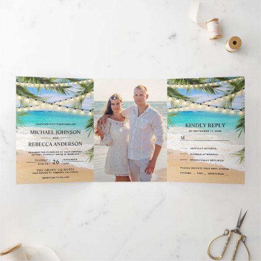 Tropical Beach Palm Blätter String Lights Wedding Dreifach Gefaltete Einladung (Innenseite)