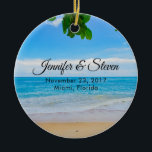 Tropical Beach Vacation Island Wedding Keramikornament<br><div class="desc">Hochzeitsmemento-Ornament mit Landschaftsfotografie eines tropischen Strandes. Warmer Sand,  azures Wasser und blauer Himmel mit tropischen Blätter an der Spitze.</div>