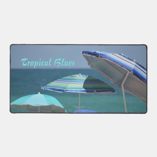 Tropical Blue Beach Umbrellas Fotografischer Stran Schreibtischunterlage (Vorderseite)