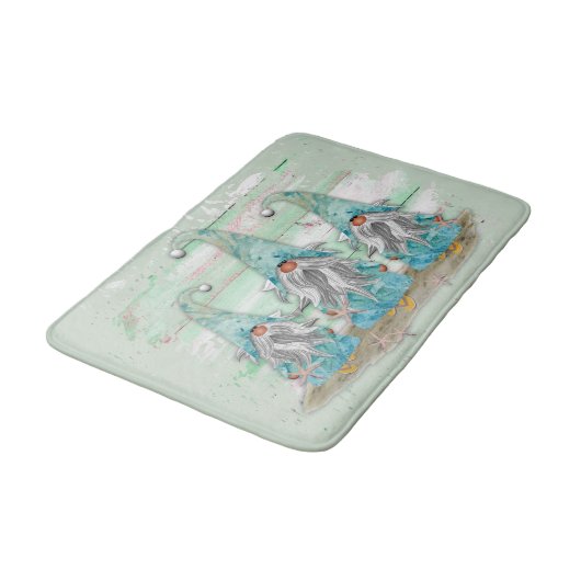 Tropical Blue Watercolor Beach Gnomes Badematte (Schrägansicht)