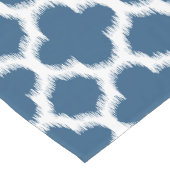 Tropical Blue White Ikat Quatrefoil Art Muster Kurzer Tischläufer (Ecke)