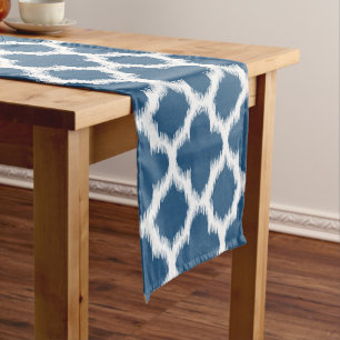 Tropical Blue White Ikat Quatrefoil Art Muster Kurzer Tischläufer