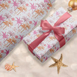 Tropical Christmas Palm Tree Muster Geschenkpapier<br><div class="desc">Weihnachten zu feiern mit einem Vintagen tropischen Thema hat noch nie so gut ausgesehen. In diesem tropischen Weihnachtspalmenblätterpapier,  einem wunderschönen und inspirierten Sonnenuntergangspapier mit Palmen,  Weihnachtsschmuck,  einer strahlenden Sonne und Sternen am Meer,  eingebettet zwischen den schlängelnden Palmen und einem eleganten Küstenaussehen,  können Sie Ihre Urlaubsstifte genießen.</div>