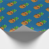 Tropical Christmas Pineapple Warm Xmas Geschenkpapier (Ecke)