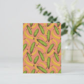Tropical Coral Banana Leaf Muster Postkarte (Stehend Vorderseite)
