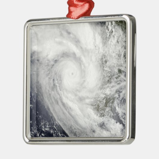 Tropical Cyclone Fanele über Madagaskar Silbernes Ornament (Links)