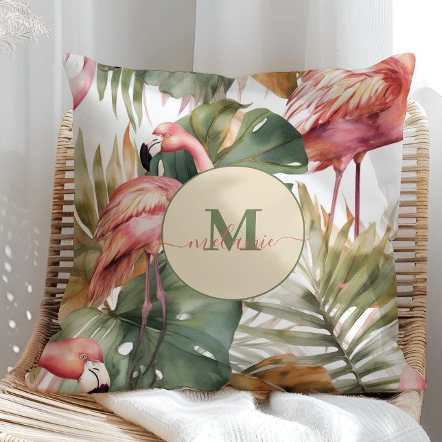 Tropical Flamingo Monstera Individuelle Name Kissen (Tropical Flamingo Monstera Custom Name Throw Pillow on a sunny rattan chair.)
