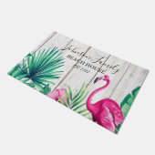 Tropical Floral Flamingo Familienname Beach House Fußmatte (Schrägansicht)