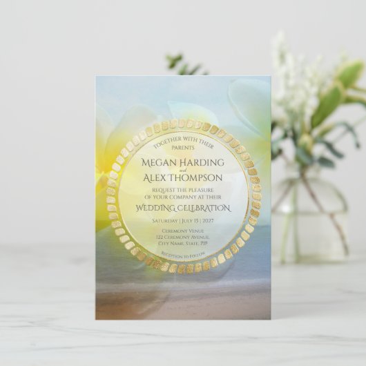 Tropical Frangipani Modern Beach Elegante Hochzeit Einladung (Stehend Vorderseite)
