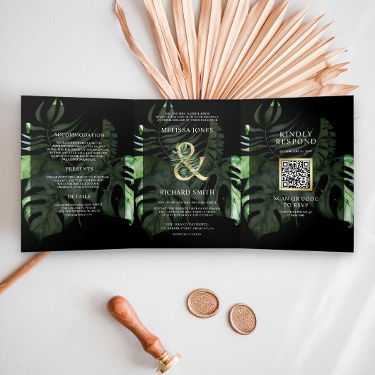 Tropical Gold Monstera Palm Black QR Code Hochzeit Dreifach Gefaltete Einladung