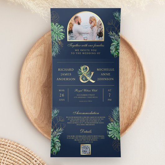 Tropical Gold Monstera Palm Navy QR Code Hochzeit Dreifach Gefaltete Einladung